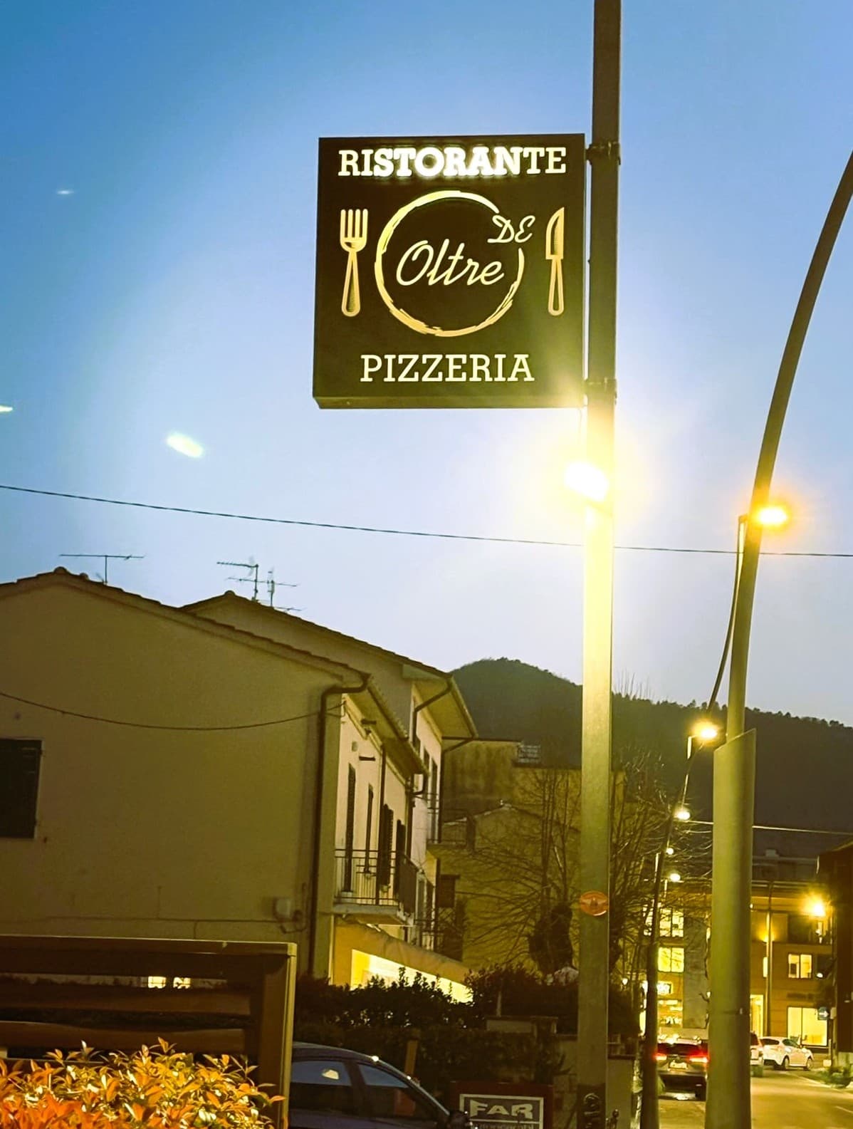 L'insegna di Oltre visibile da Via Montalbano