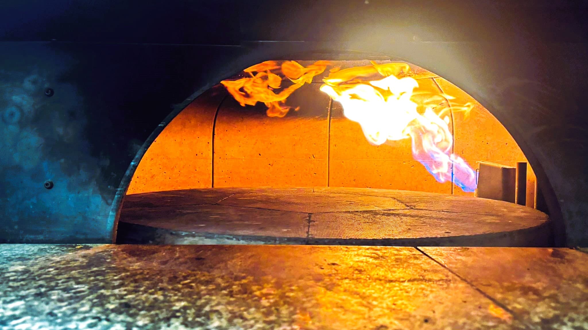 Il forno a legna acceso di Oltre